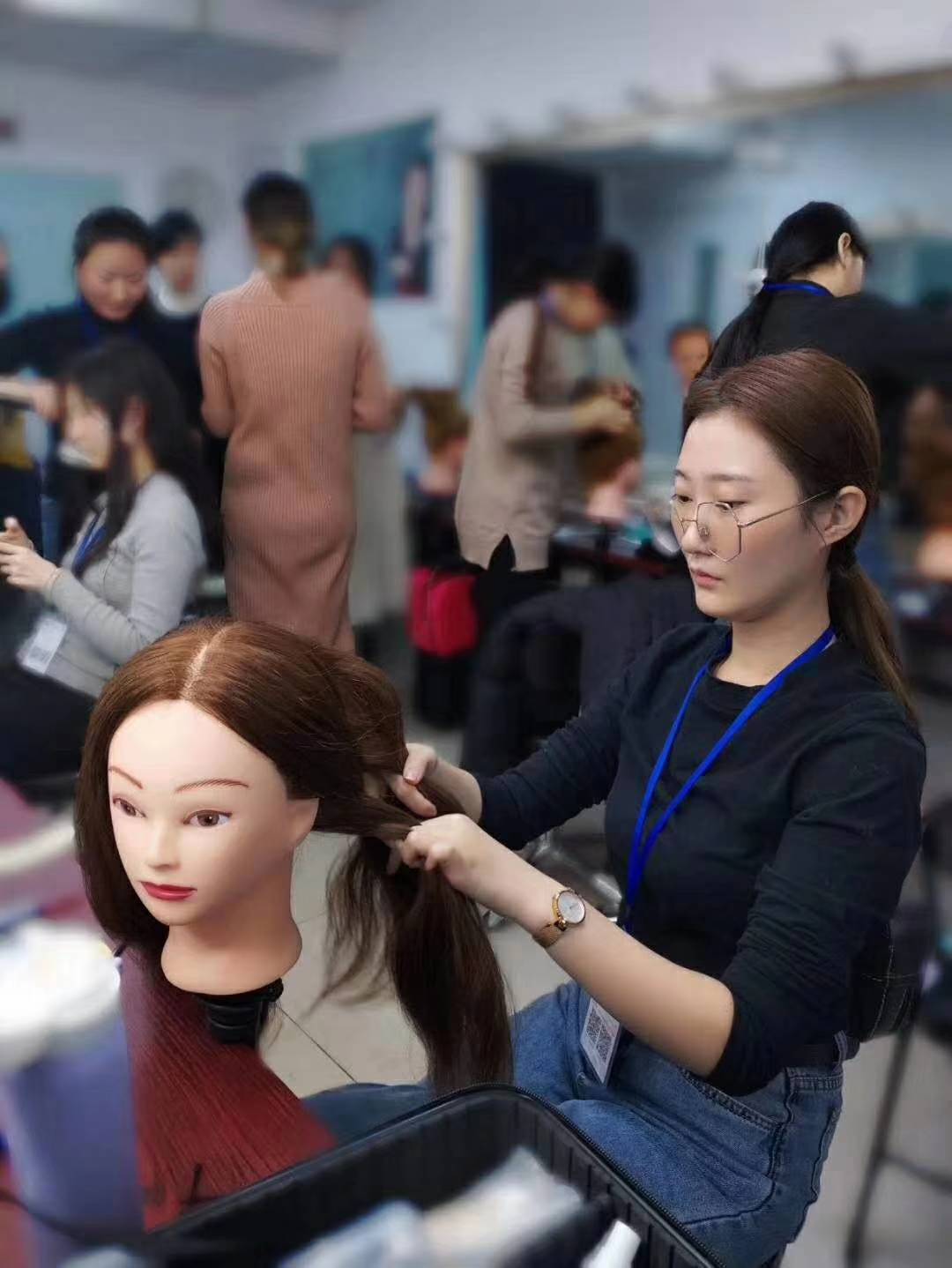 美发老师讲解挑染片染理论演示操作方法