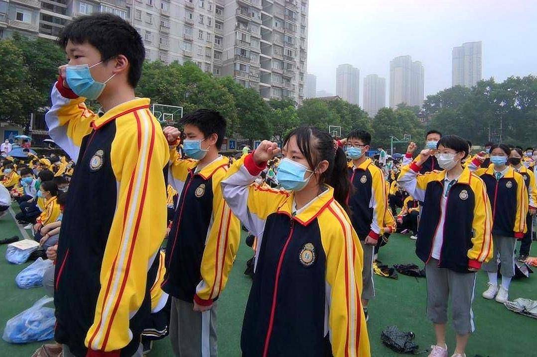 特殊的毕业礼,武汉市南湖中学,为毕业生赠送定制版口罩