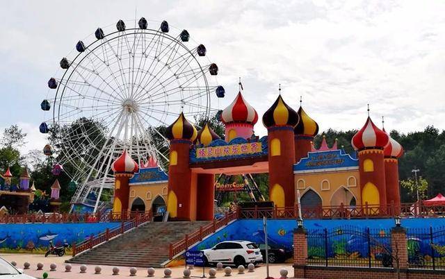 不仅有连绵山脉,还有游乐园和禅居