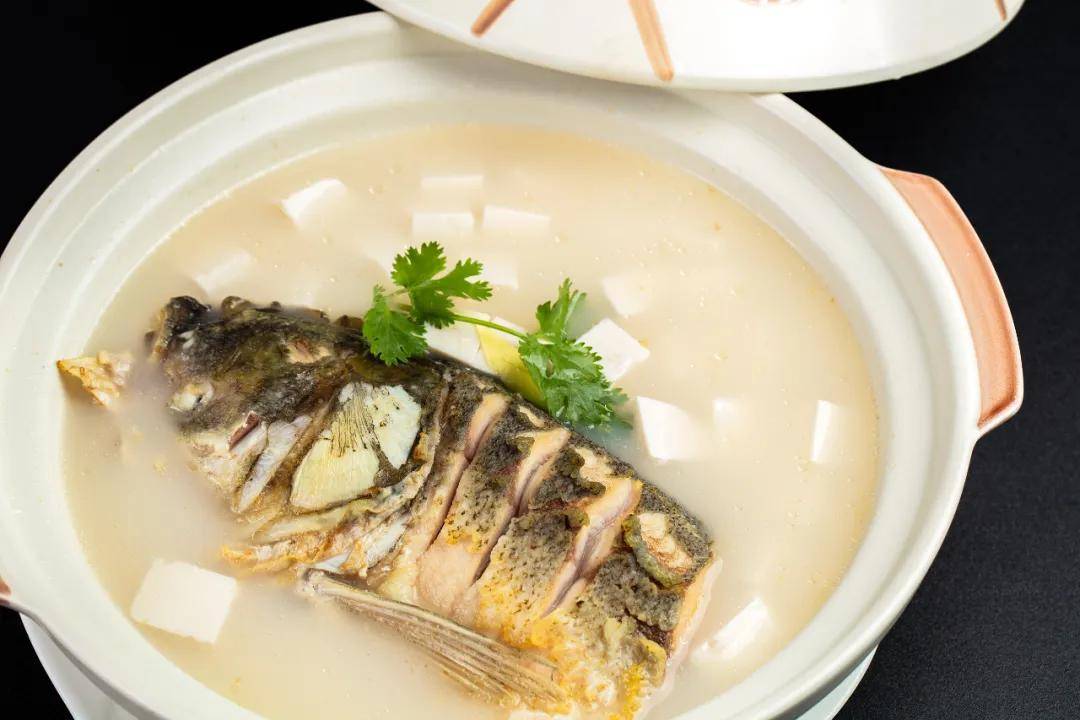 清炖鱼要用冷水,这样炖出的鱼没有腥味,炖鱼放水一次要放足,中途加水