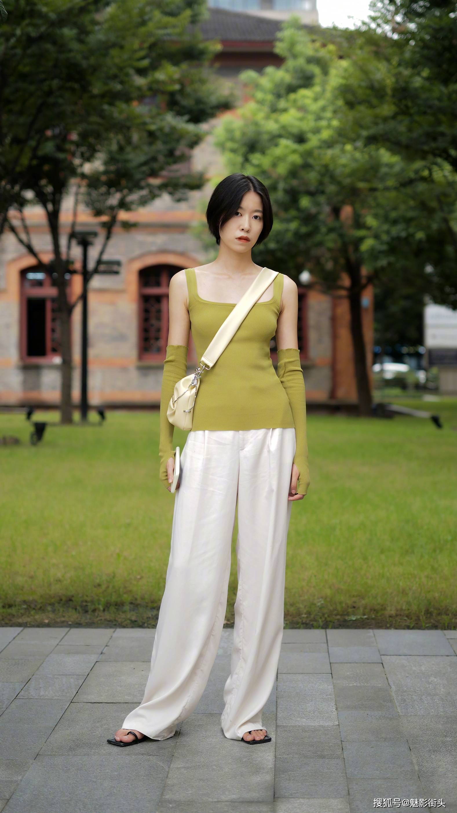 原创三伏天穿什么凉快简约风格的吊带装搭配清凉舒适又显身材