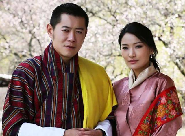 原创不丹国王和不丹王后最甜蜜温馨让人动容的时刻也许你从未见过