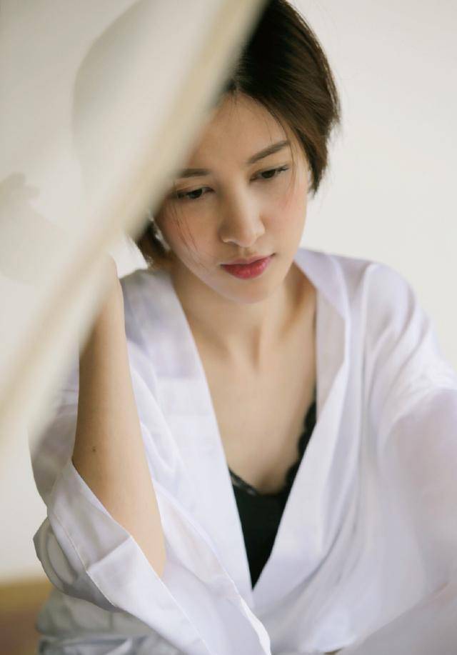 乔振宇真是捡到宝了,妻子这么好看太现幸福,身材窈窕真挺美