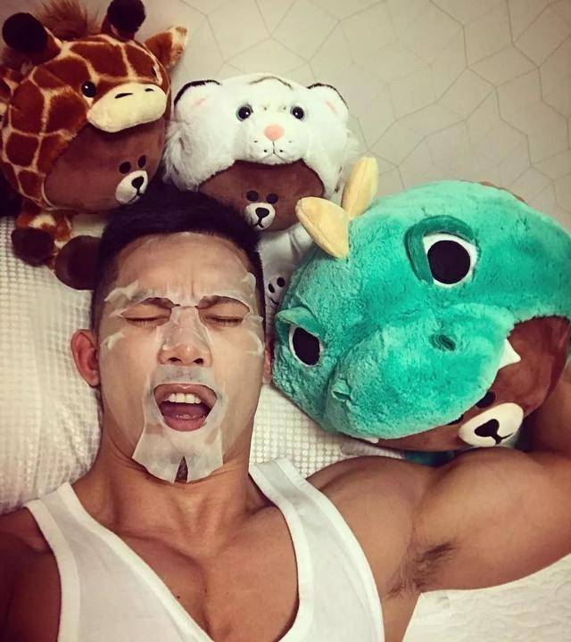 泰国"最帅和尚"还俗,出家4年每天都不忘健身,还俗后成为模特_jeans