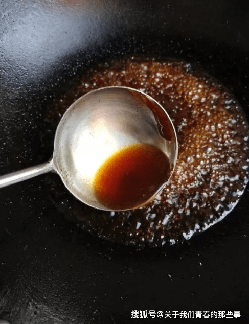 炒糖色别直接炒糖大厨多做1步颜色红亮味道香甜不发苦