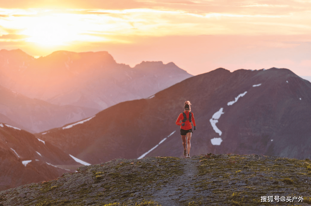 时尚女生登山穿搭造型,户外服装凉爽,舒适和防晒!