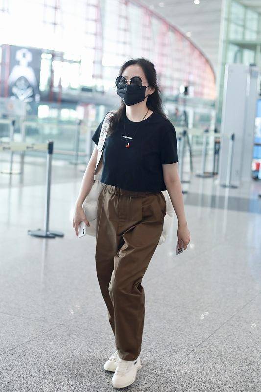 张靓颖走机场黑色t恤配棕色锥形裤很时尚简单大方也很美