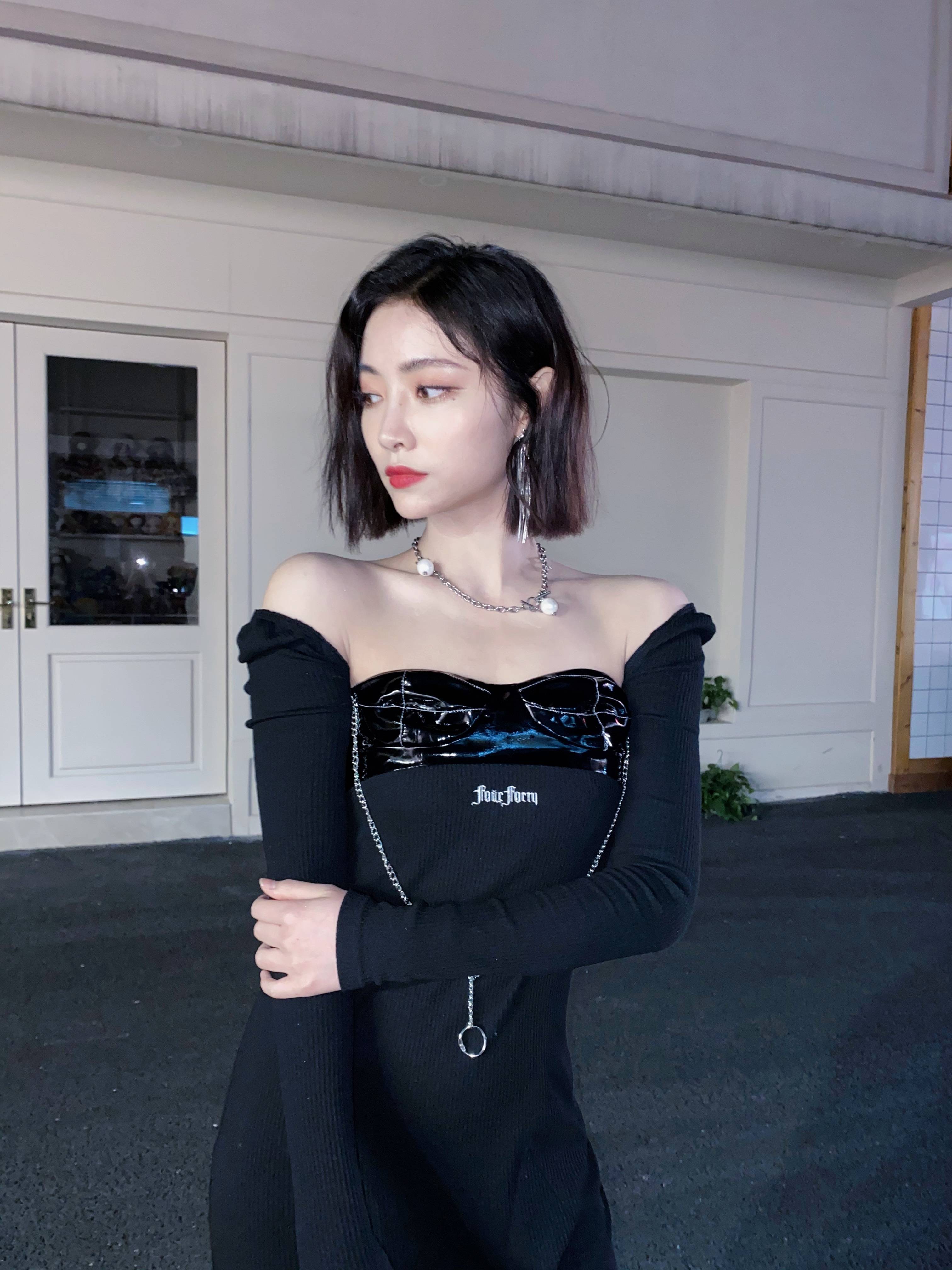 许佳琪金子涵意外撞衫!同一服装不同风格,但直角肩真的更胜一筹_女生