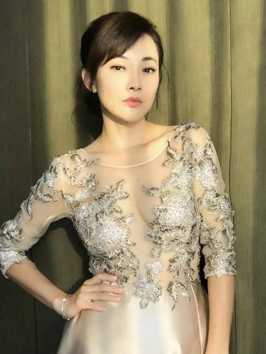 原创牛莉真是不服老,一把年纪还穿蕾丝裙,看到效果有点意外