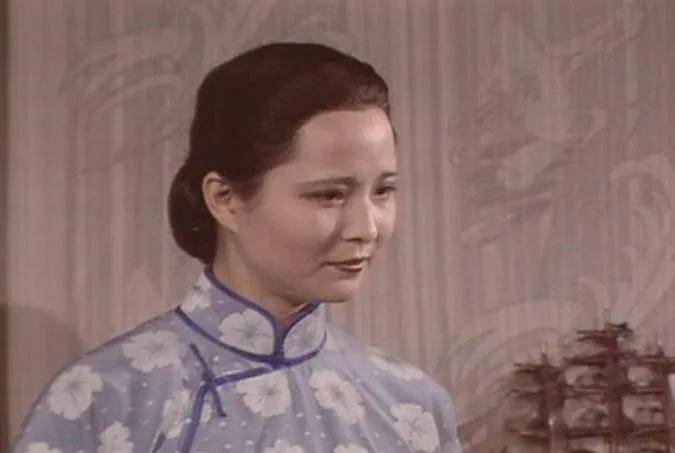 演宋庆龄成为一代人共同记忆的李羚,齐整的发际线,两鬓端方.