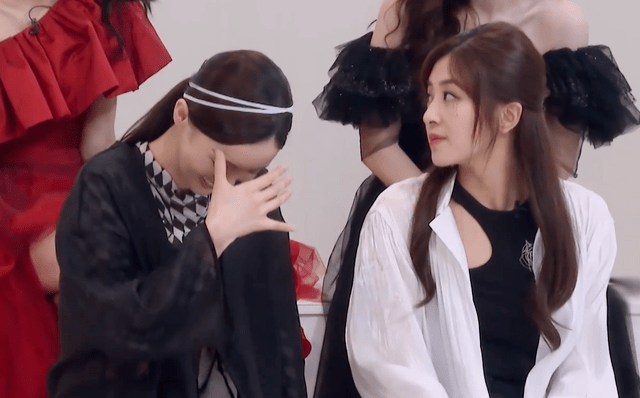 刚刚一起获胜的金晨和张含韵也低着头,扭着脸;蓝盈莹低头玩起了手机