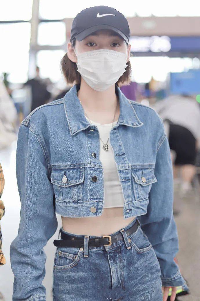 原创段奥娟私下也太帅了吧牛仔套装配露脐装这细腰很难不羡慕