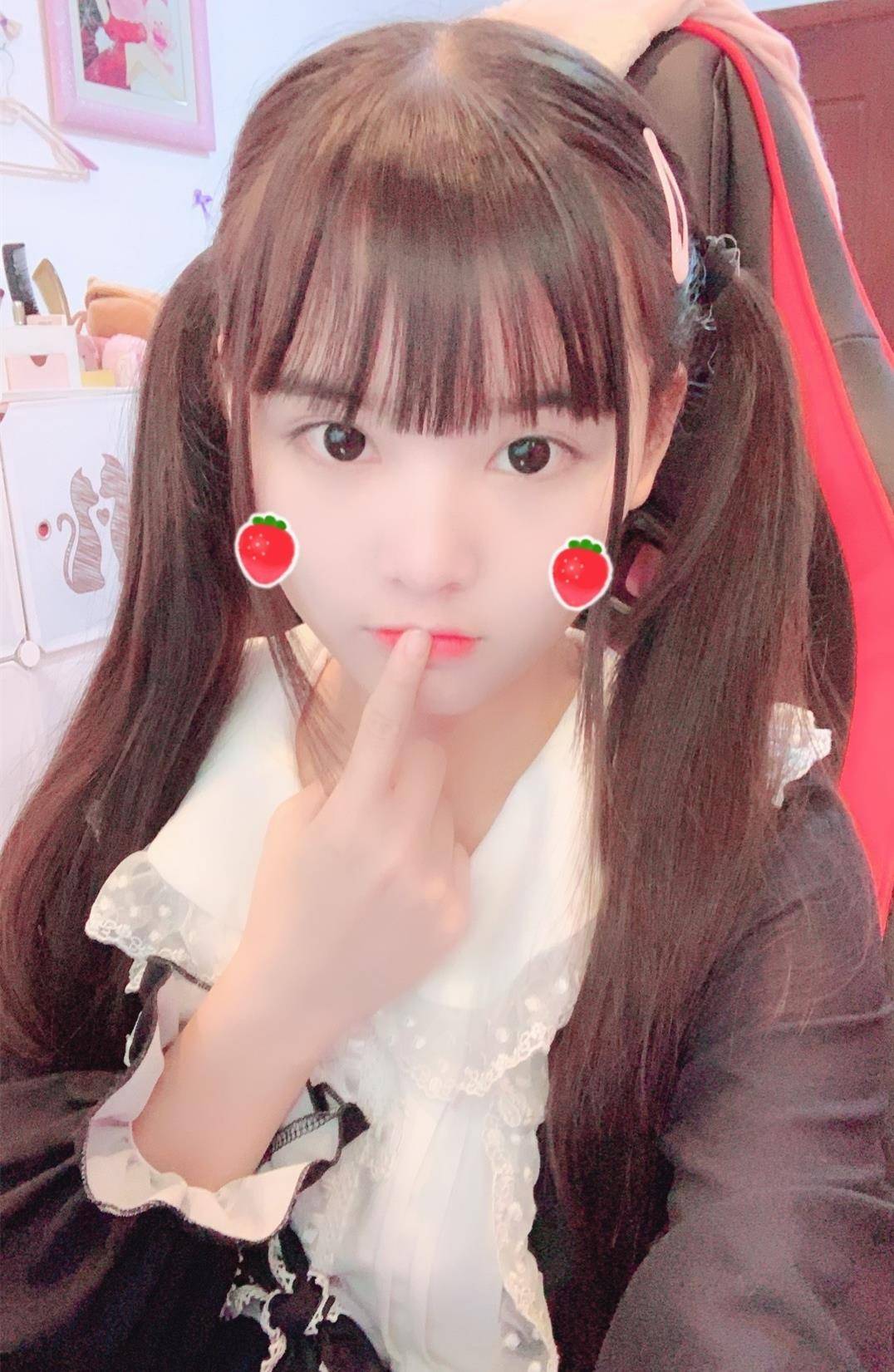 火线妹深夜偶遇水友,看到她羞涩的表情:难道这就是火线妹喜欢的类型?