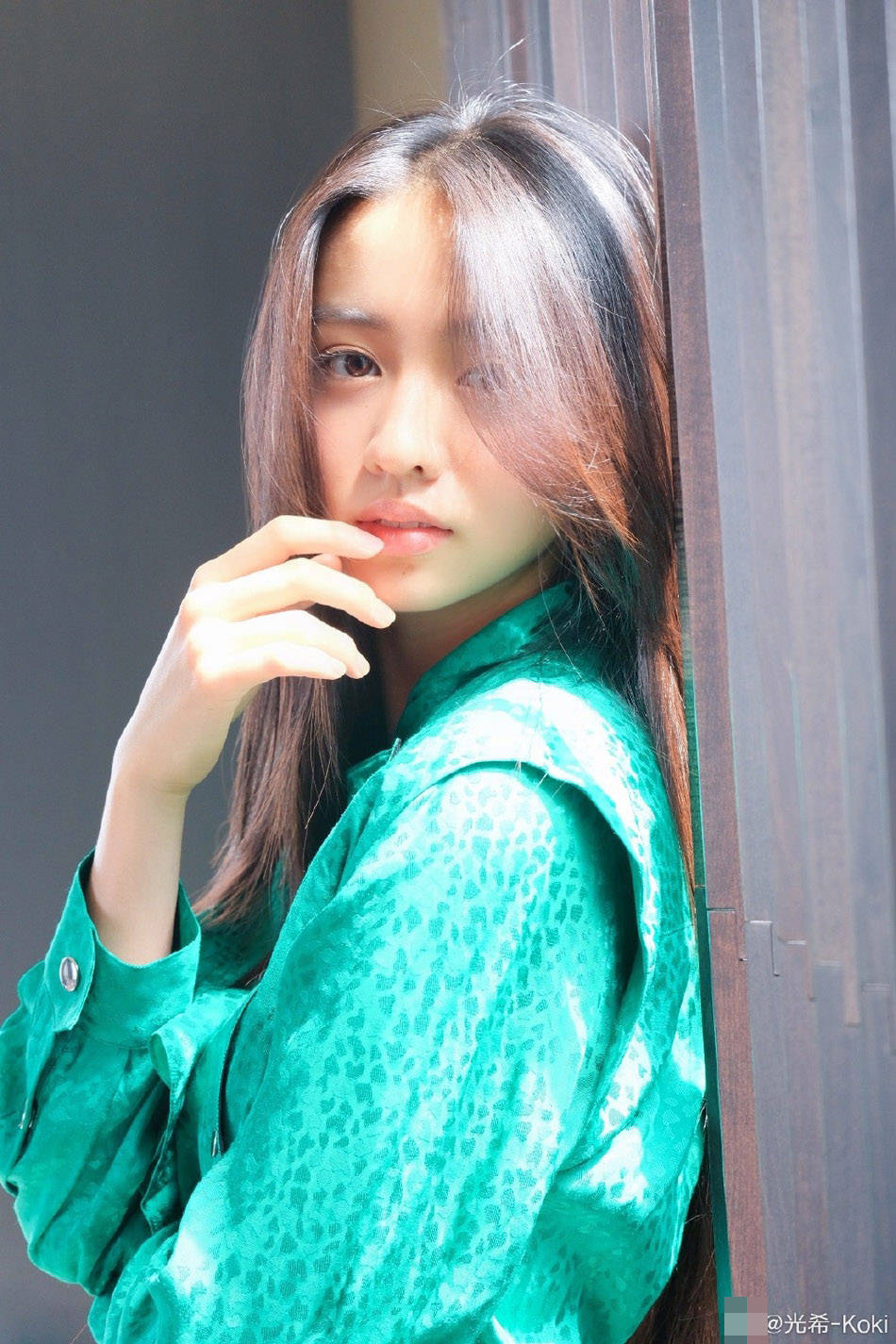 17岁木村光希长发及腰露侧颜 翡翠绿连衣裙显知性