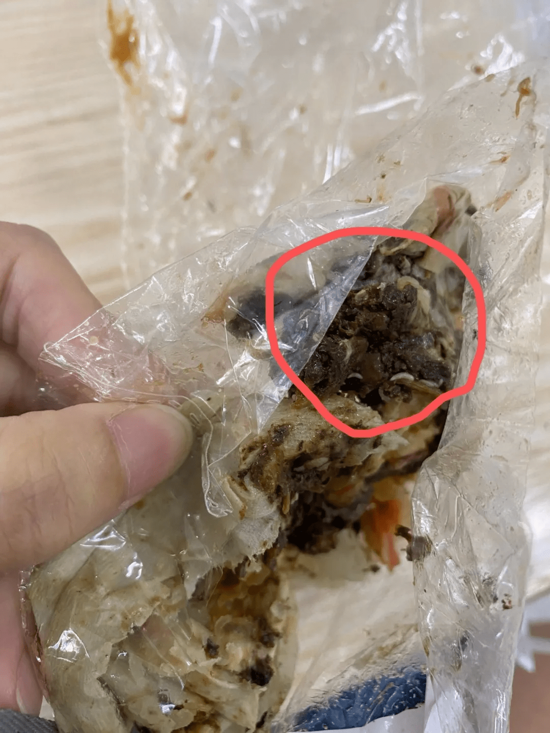 龙港大润发售卖的月饼里竟然吃出了虫子,太恶心