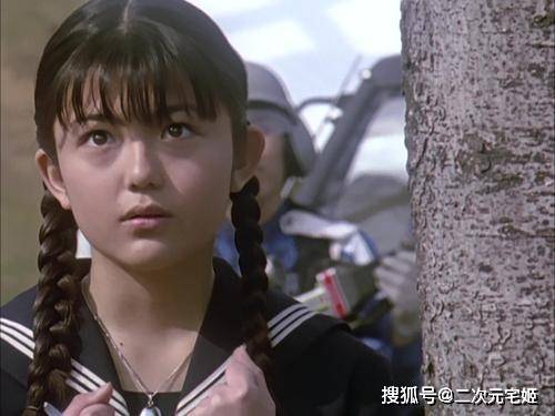 时空的微笑",讲述的就是由于怪兽引起的时空错乱导致百合意外穿越时空