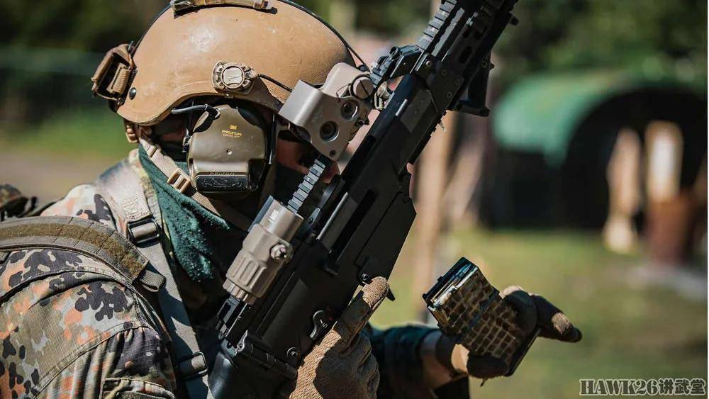 德军egb部队近距离战术演习 使用实弹训练 水平与特种部队看齐