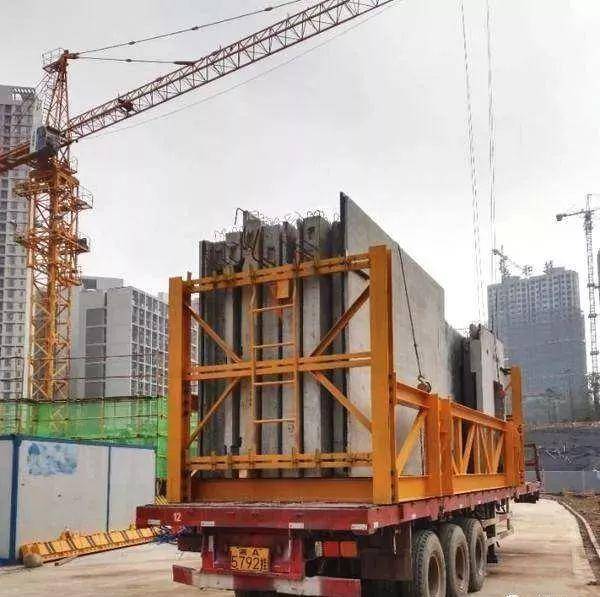 1,构件在运输车上的固定.危险等级:☆☆☆☆(一)预制构件出厂/运输