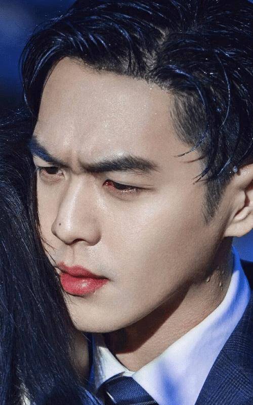 原创迪丽热巴泪痣,蔡徐坤脸颊痣,张若昀鼻尖痣,看到易烊千玺:神来之笔