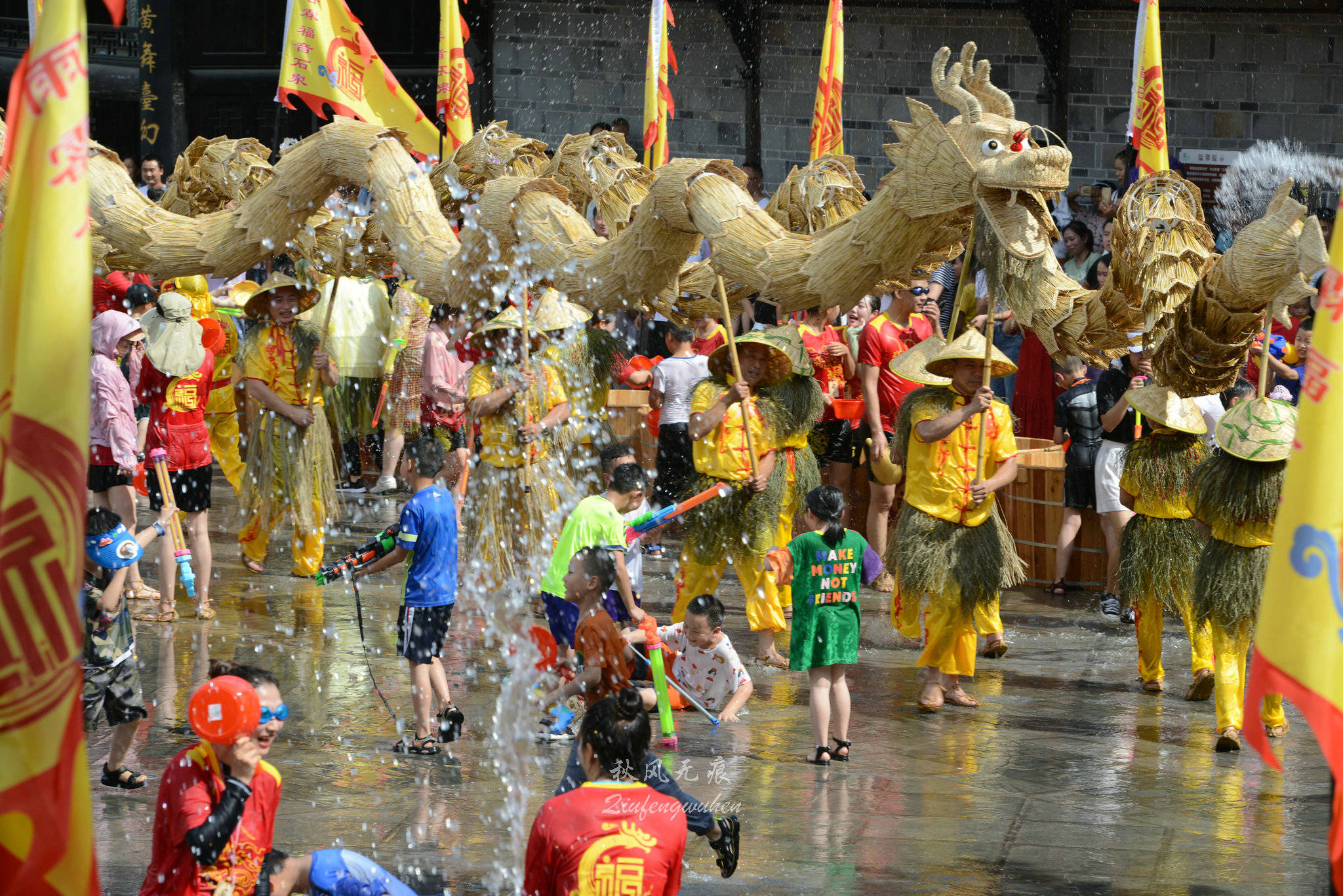 草把龙,请福,赐福,泼水聚福,给了汉水之滨石泉好看又好玩的泼水节