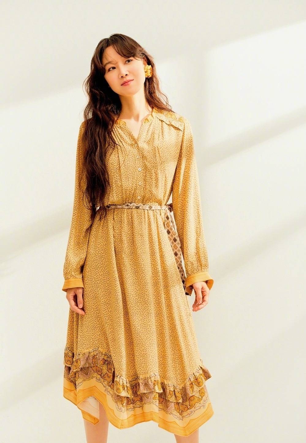 原创孔孝真穿碎花洋裙现身,尽显动人少女感,气质优雅惹人爱