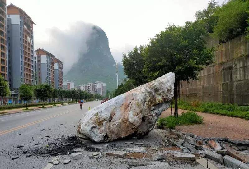 广西一山体大块巨石滚落,砸到道路上!