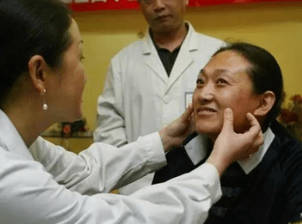 她荣获9枚金牌,退役后却成搓澡工,被教练骗服禁药导致无法生育_邹春红