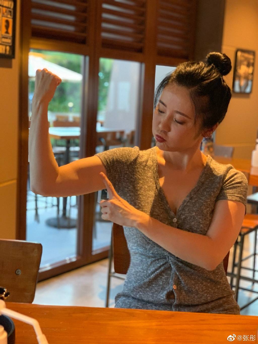 美女明星张彤的图集