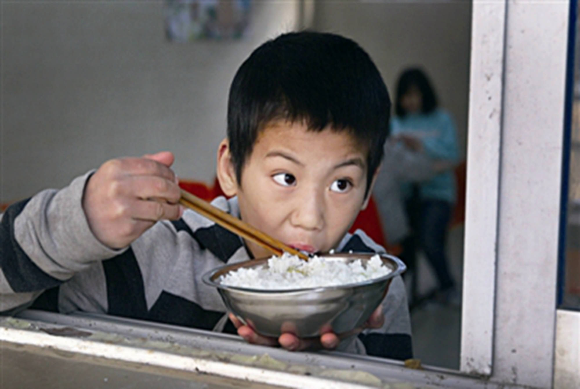 原创问"孩子不吃饭咋办",答"饿ta一顿就好了",无知父母坑了娃