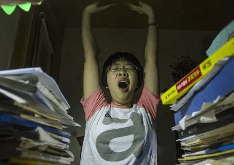 三年级小学生写作业到深夜爸爸了解情况后却撕毁孩子作业本