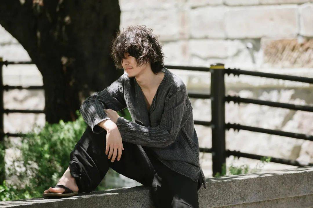 原创山崎贤人蓄胡渣颠覆形象,新片《剧场》拿到8.1分