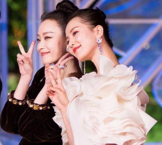 原创流金岁月剧组合照袁泉刘诗诗同框出镜一个成熟一个乖巧