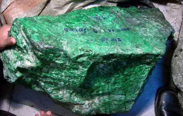 原创另一种选择一一翡翠原石之铁龙生