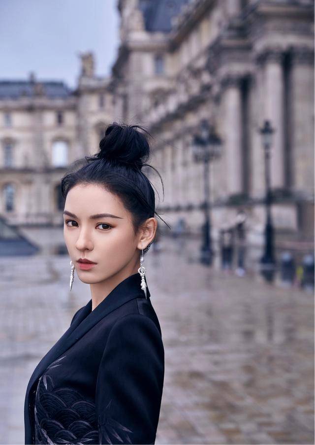 原创张予曦英气脸庞潇洒绝美,搭配古典首饰,侠女形象油然而生真酷