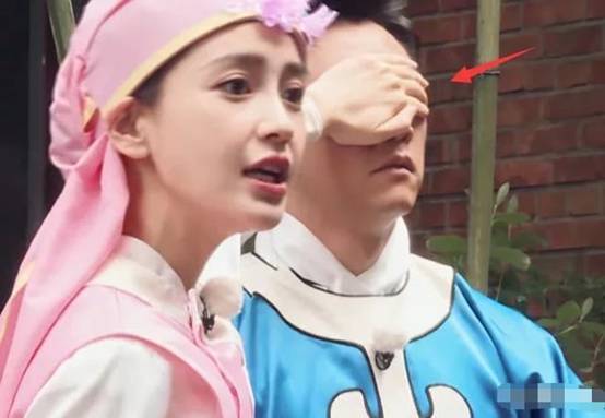 郑恺抱着baby演戏,谁注意他手搂哪?这是对老婆最大的尊重_杨颖