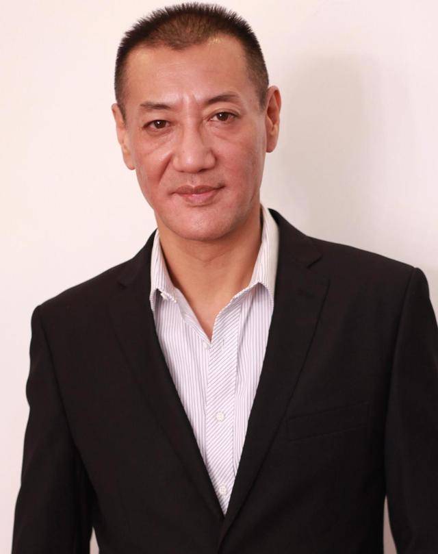 英壮的父亲是英若聪,他自己则毕业于北京大学物理系,后来被英达带入了