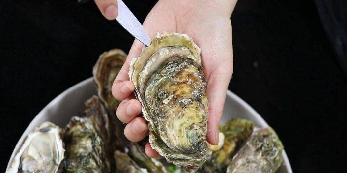 撬开生蚝一个小口子,然后将生蚝刀插进去,一旋转就打开了,掰开生蚝