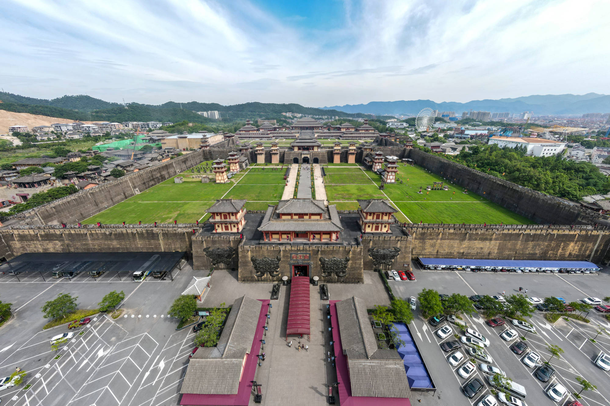 原创秦始皇住的咸阳宫长啥样到横店就可以看到游客仿佛穿越了