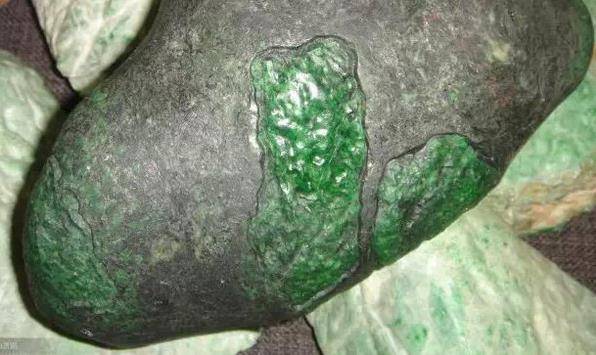 原创另一种选择一一翡翠原石之铁龙生