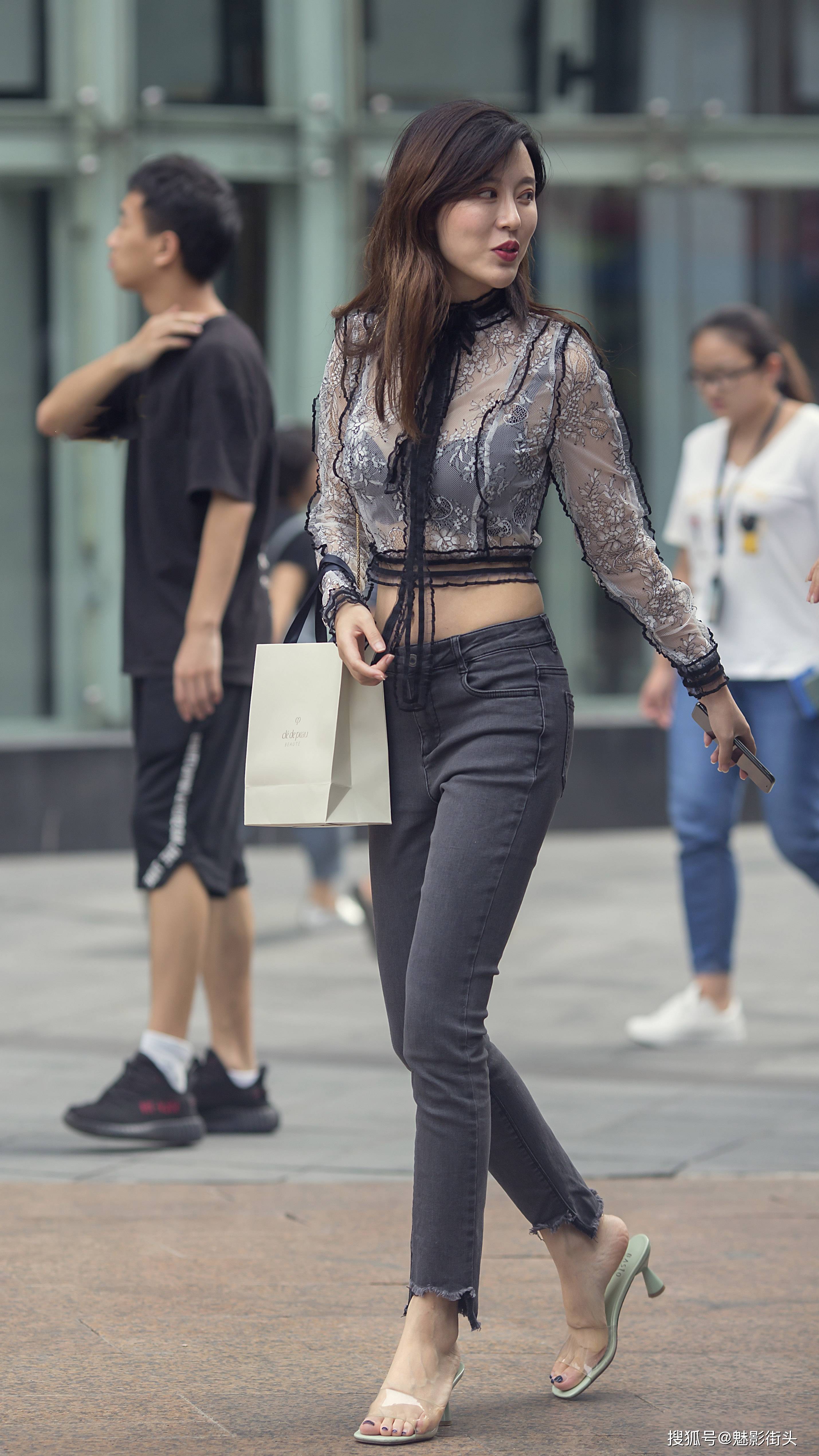 三伏天穿牛仔裤美女搭配高跟凉鞋清凉舒适显身材还有气质