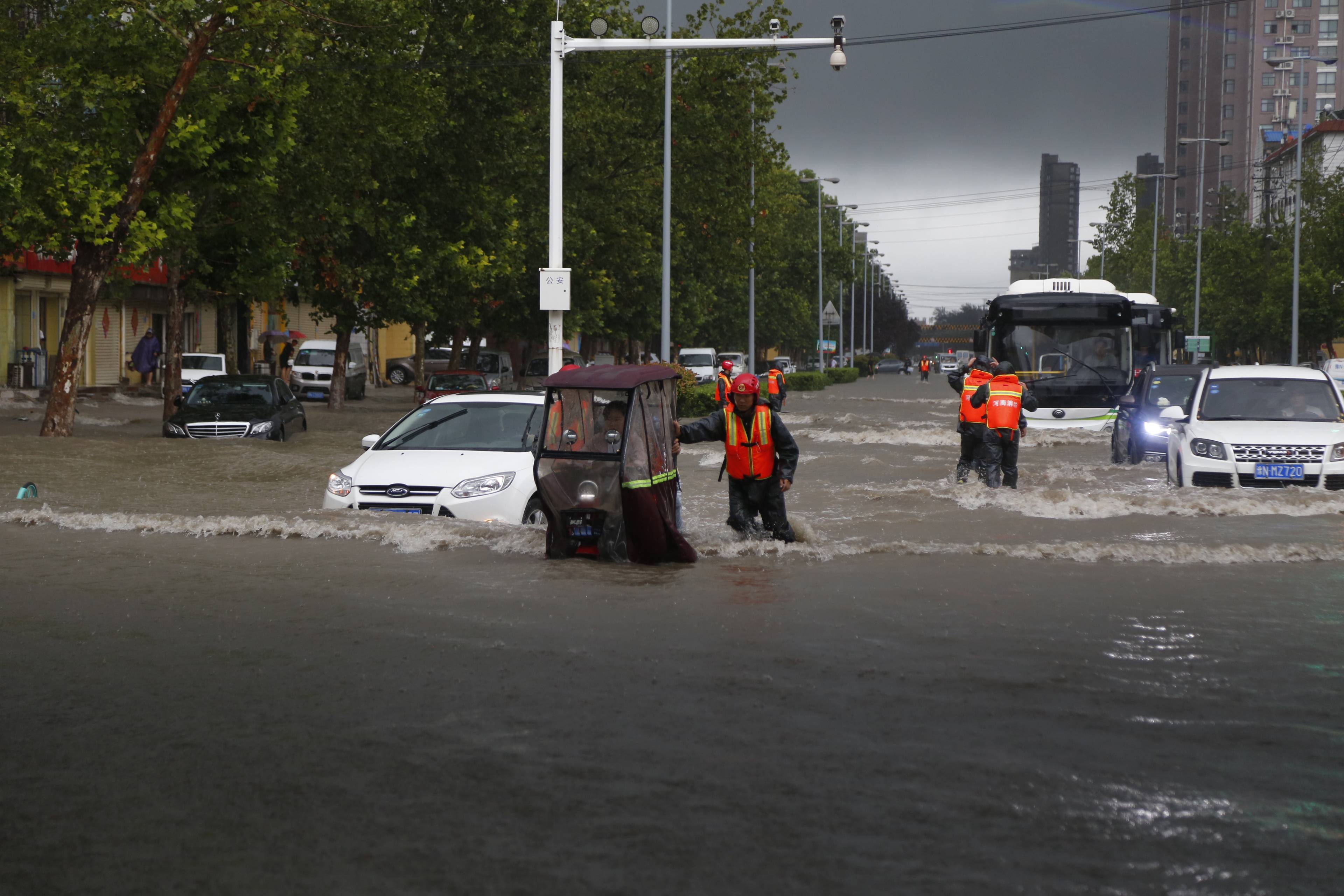 暴雨来袭,商丘抗洪抢险突击队冒雨救援!