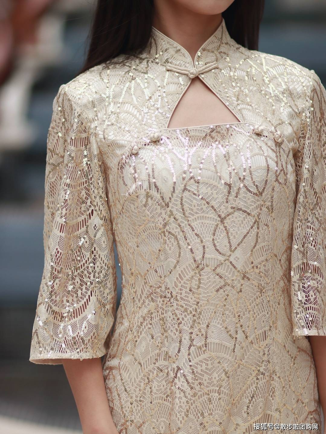 胸口的三角镂空设计充满了那种旧时代与新时代气质的完美融合.