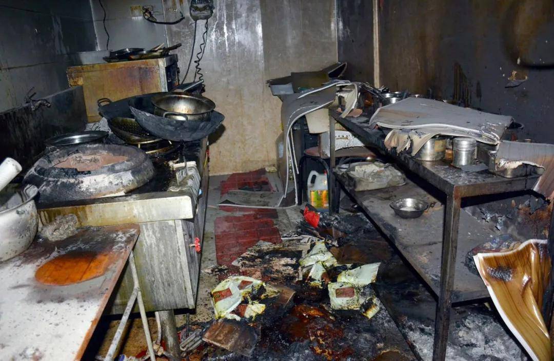 7月18日晚,潞城区西华路一家烤鱼饭店厨房发生火灾事故,现场被烧的一