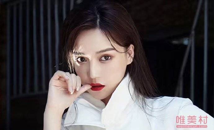 陈嘉敏,有演员以及模特的身份,外形条件十分的优秀,168cm的身高再加上