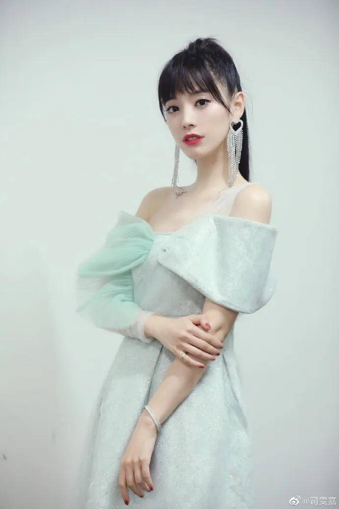 哦,是东方卫视的主持人——司雯嘉.这说的是谁啊?"这么快就公关了?