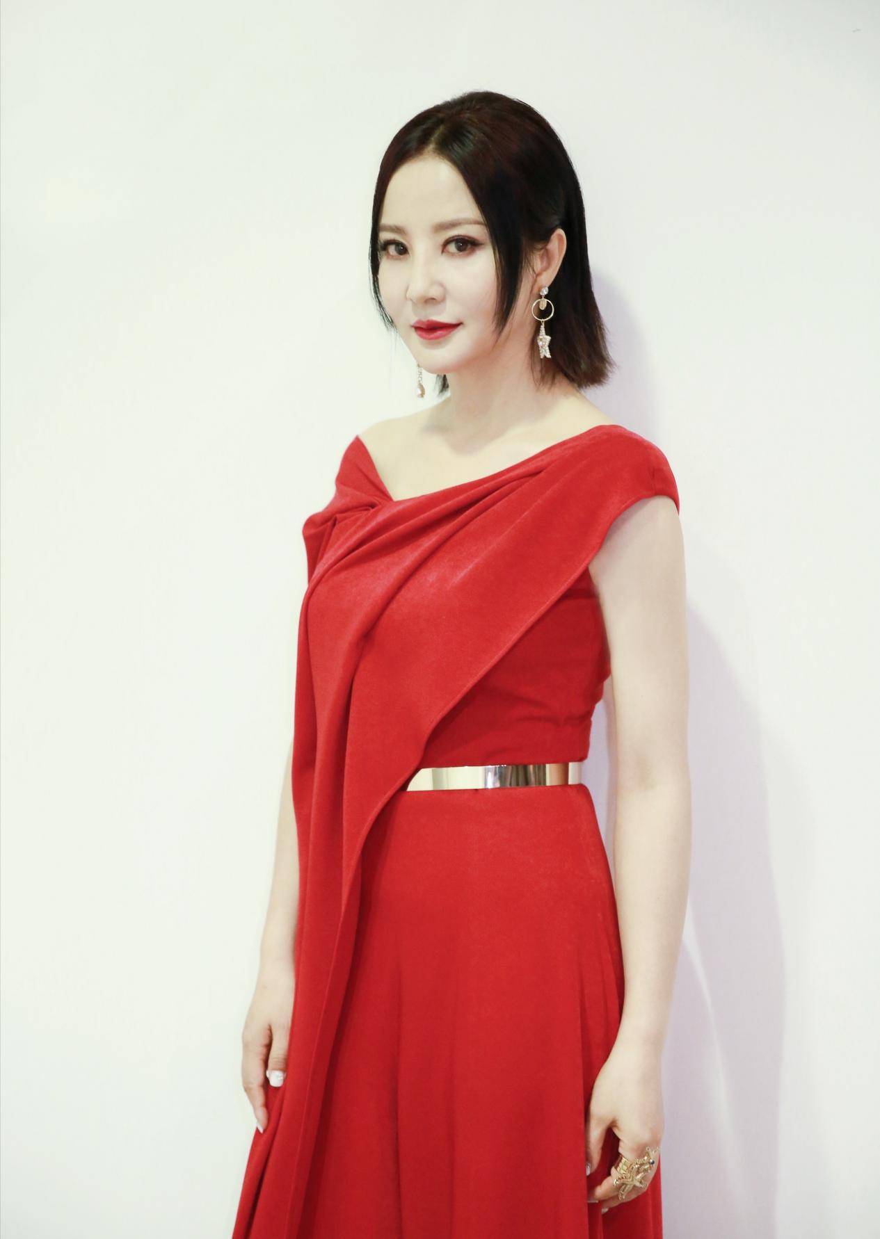 原创51岁大陶红真会穿穿白色蕾丝连衣裙尽显优雅扮嫩起来不违和