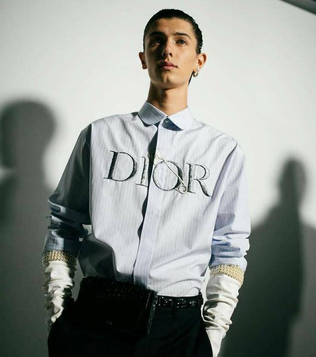 丹麦王子为弟庆生却抢镜顶鸡窝头难掩帅气不愧是首位王室男模