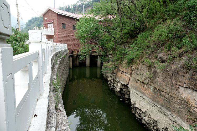 红旗渠源及渠首拦河坝位于山西省平顺县侯壁水电站下约600米处,由拦河
