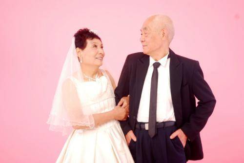 50岁的女人,愿意嫁给一个月收入一万但有70岁的退休工人吗?_老头子