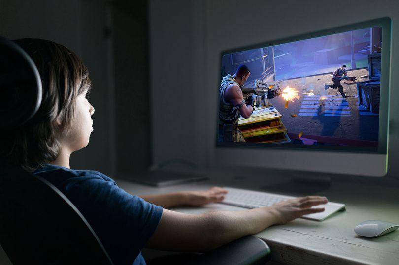 国外一少年沉迷"吃鸡"游戏,17天就把妈妈所有积蓄花光!